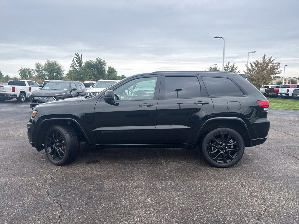 Used 2021 Jeep Grand Cherokee Laredo X AWD/4WD image 2