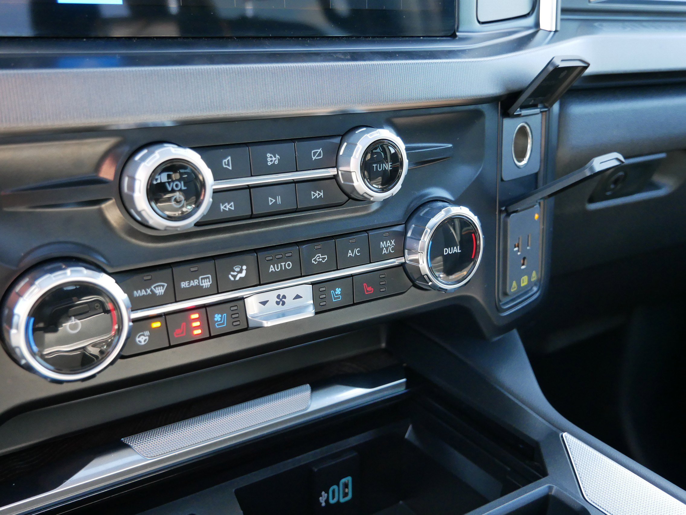 Used 2024 Ford F350 Platinum w/ FX4 Off-Road Package image 24