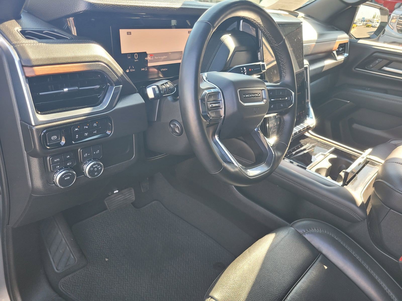 Used 2025 GMC Yukon Denali AWD/4WD image 8