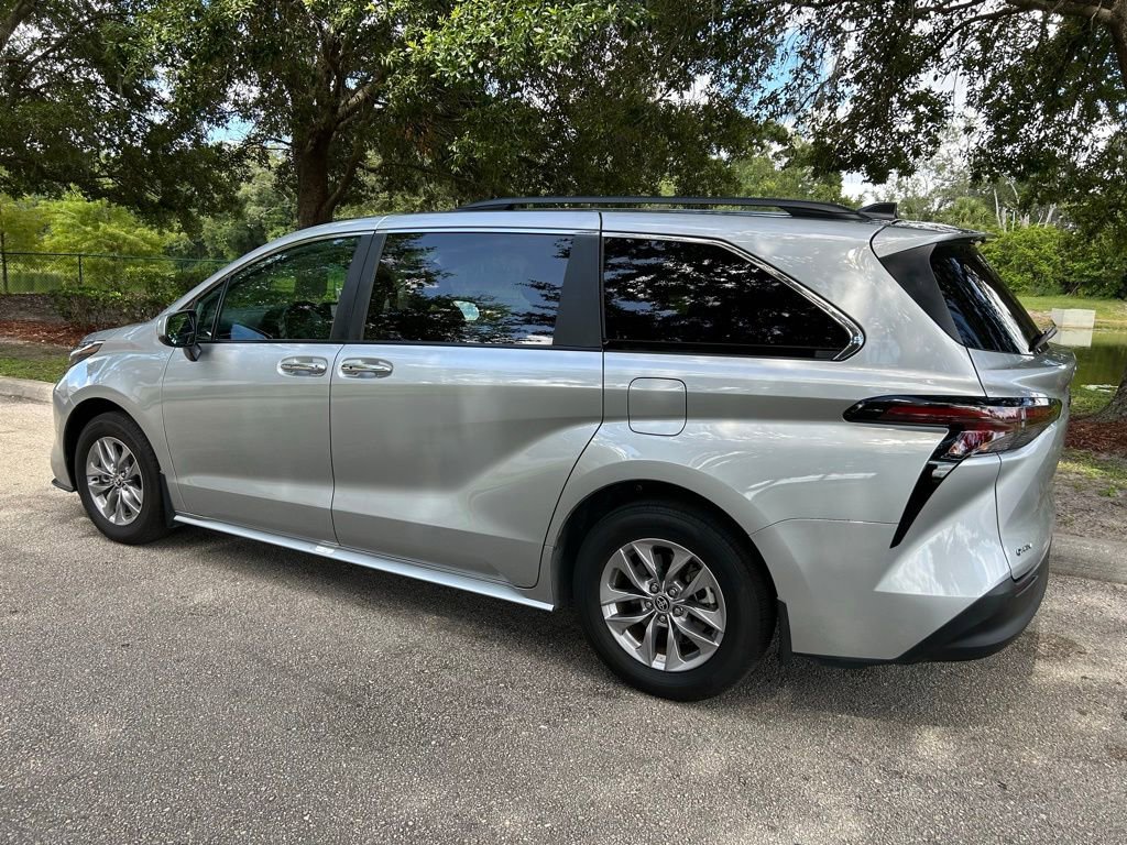 Used 2025 Toyota Sienna XLE FWD image 4