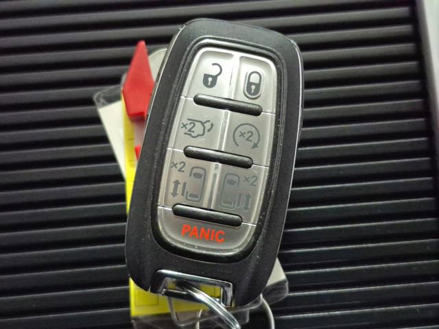 Used 2024 Chrysler Pacifica Touring-L image 27