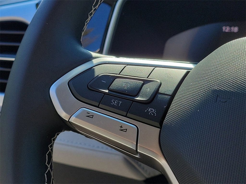 Certified 2025 Volkswagen Taos SE image 28