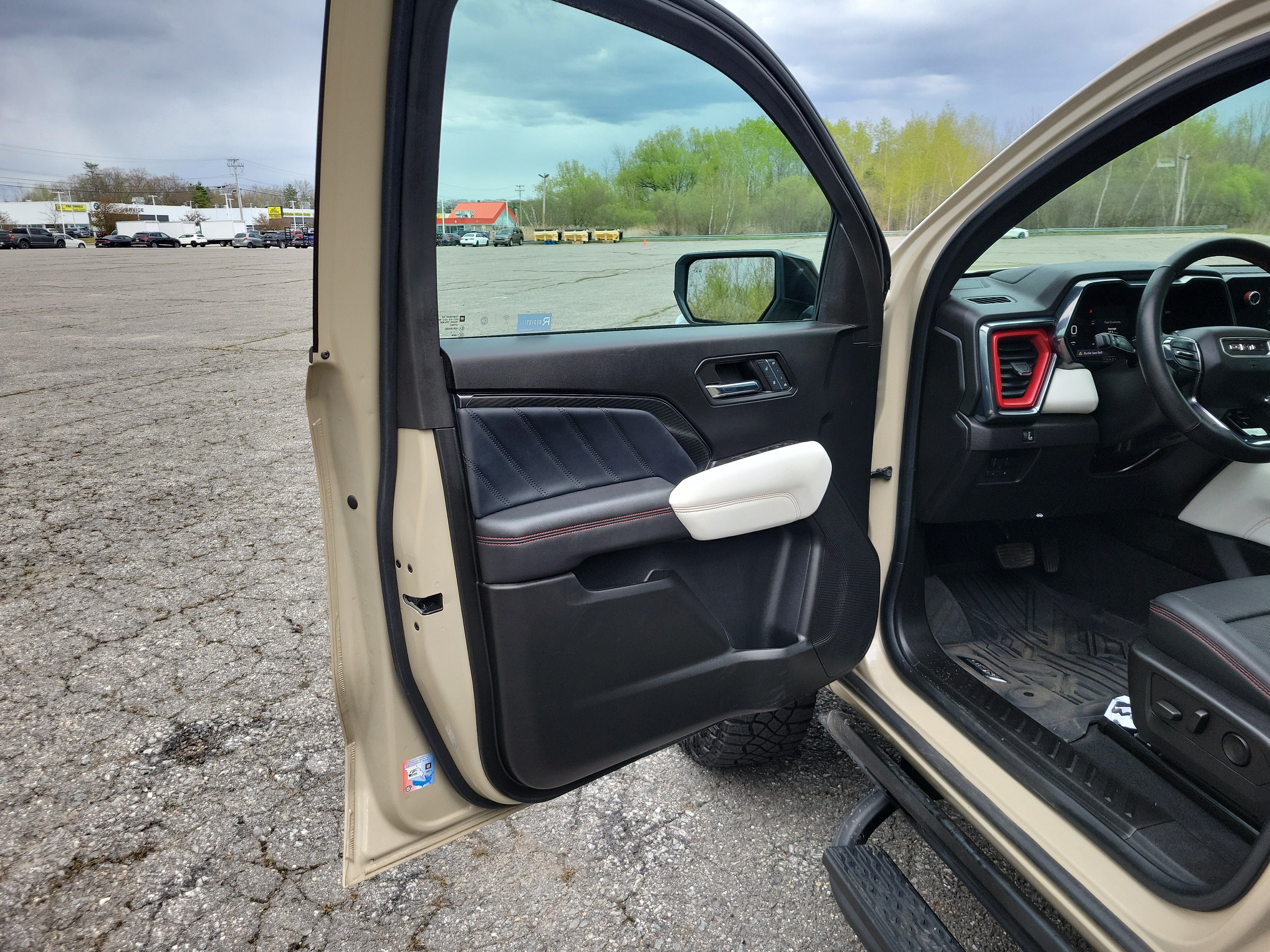 Used 2024 GMC Canyon AT4X AWD/4WD image 15
