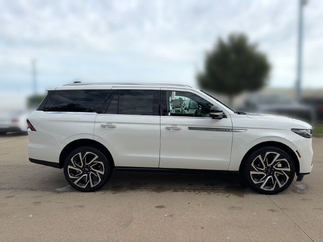 New 2026 Lincoln Navigator Reserve AWD/4WD image 4