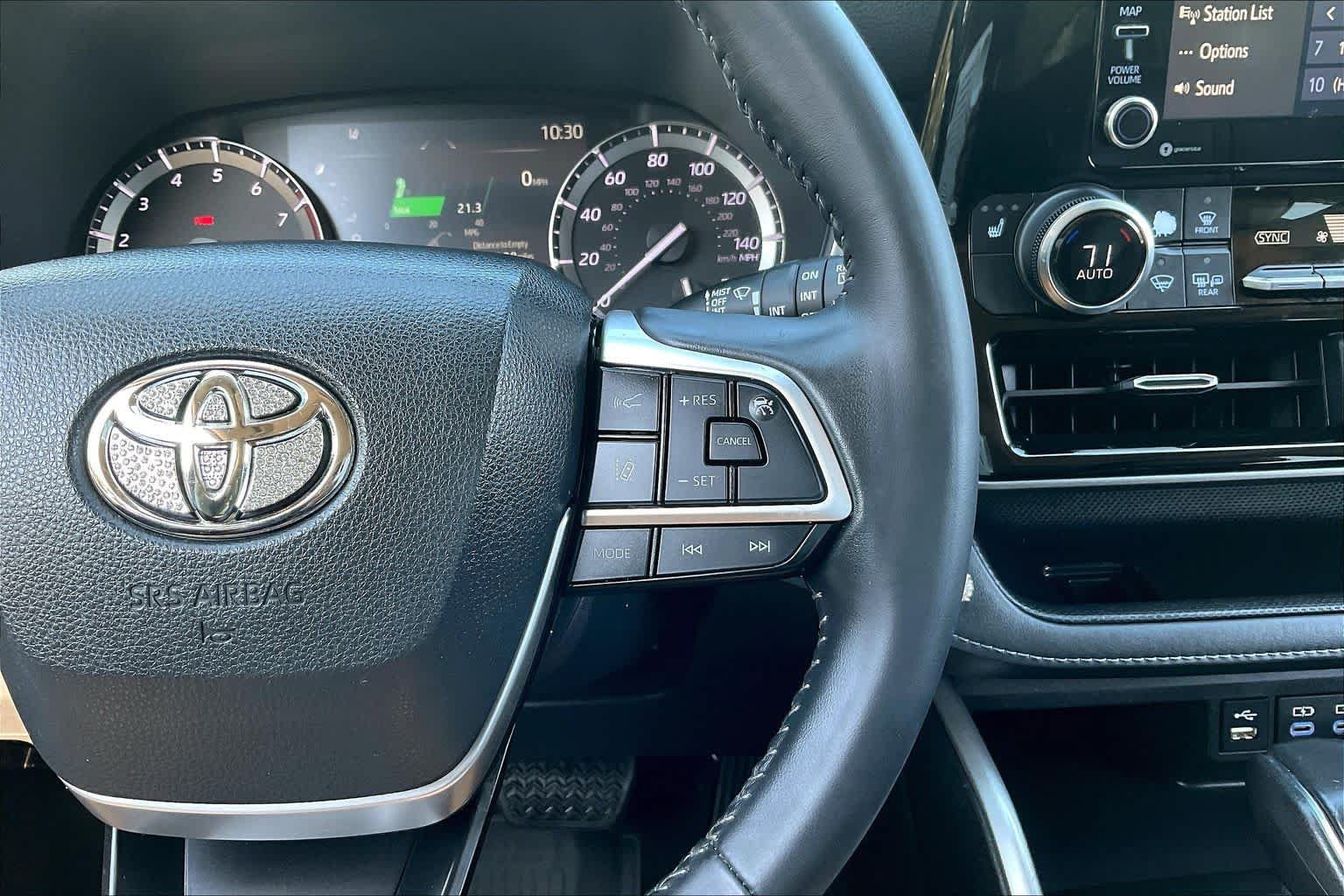 Used 2022 Toyota Highlander XLE FWD image 25