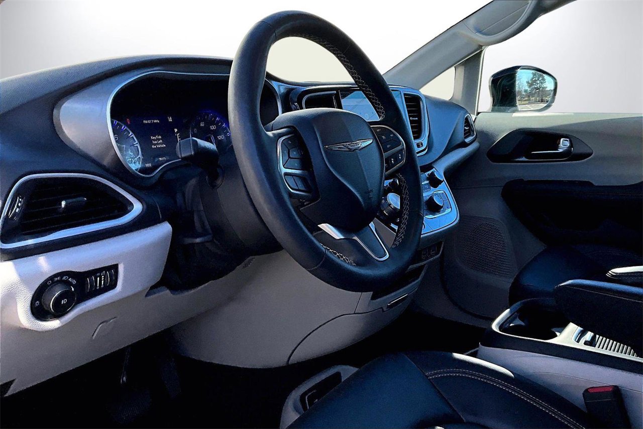 Certified 2024 Chrysler Pacifica Touring-L image 18