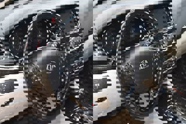 Used 2016 Kia Cadenza image 11