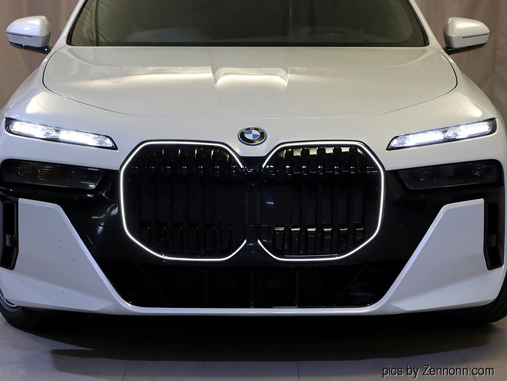 Used 2026 BMW 750e xDrive image 6