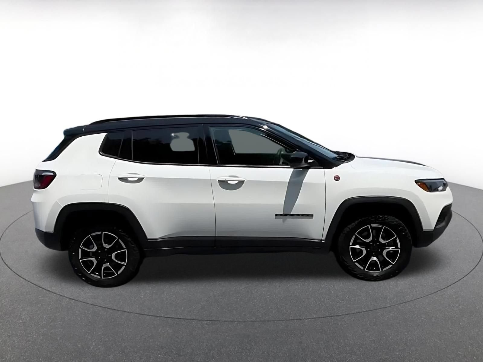 Used 2025 Jeep Compass Trailhawk AWD/4WD image 16