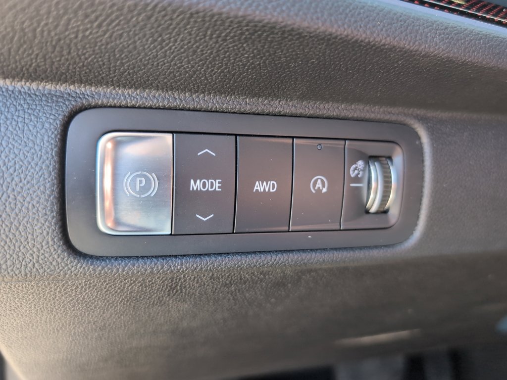 Used 2025 Chevrolet Traverse RS image 16