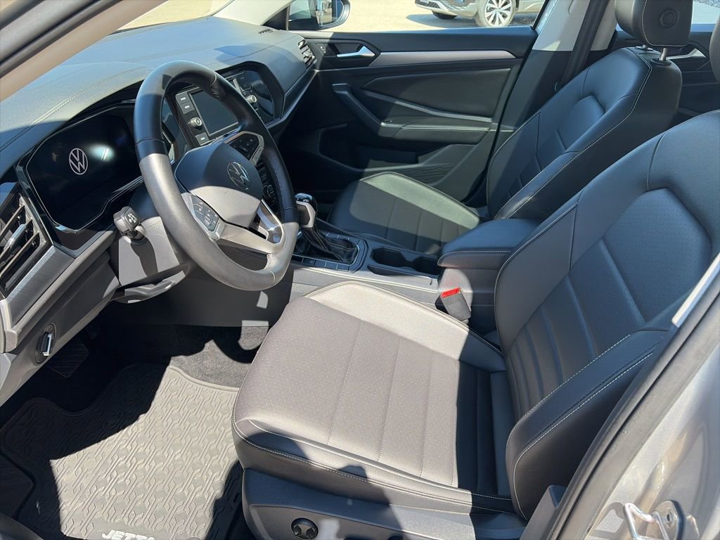 Used 2024 Volkswagen Jetta SE w/ Panoramic Sunroof Package image 9