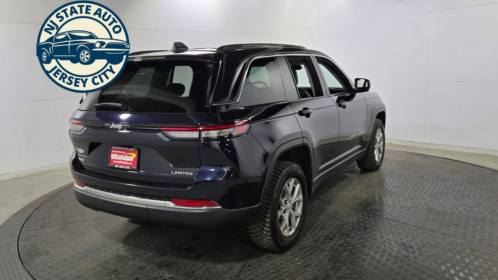Used 2024 Jeep Grand Cherokee Limited AWD/4WD image 7