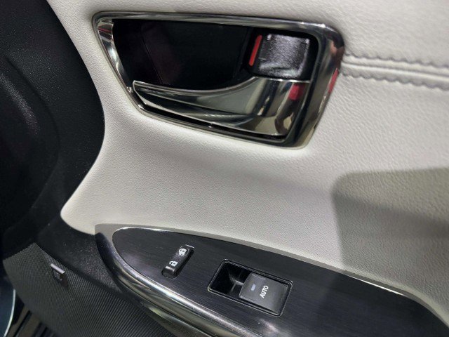 Used 2018 Toyota Avalon Limited image 19