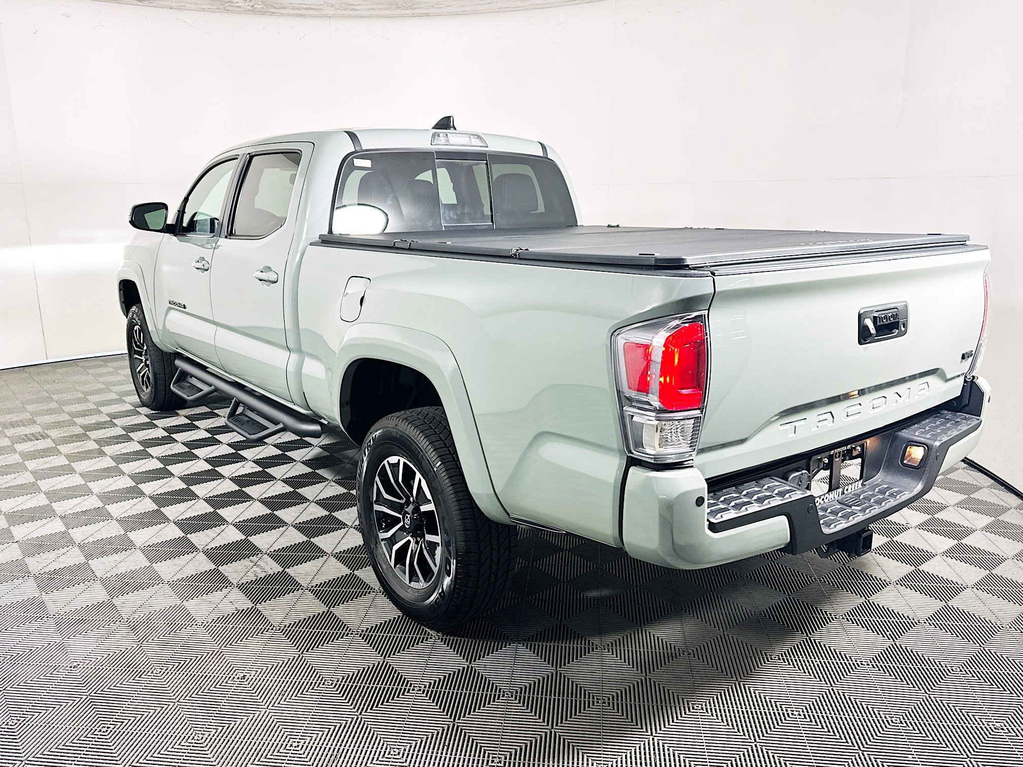 Used 2022 Toyota Tacoma TRD Sport w/ TRD Premium Sport Package AWD/4WD image 5