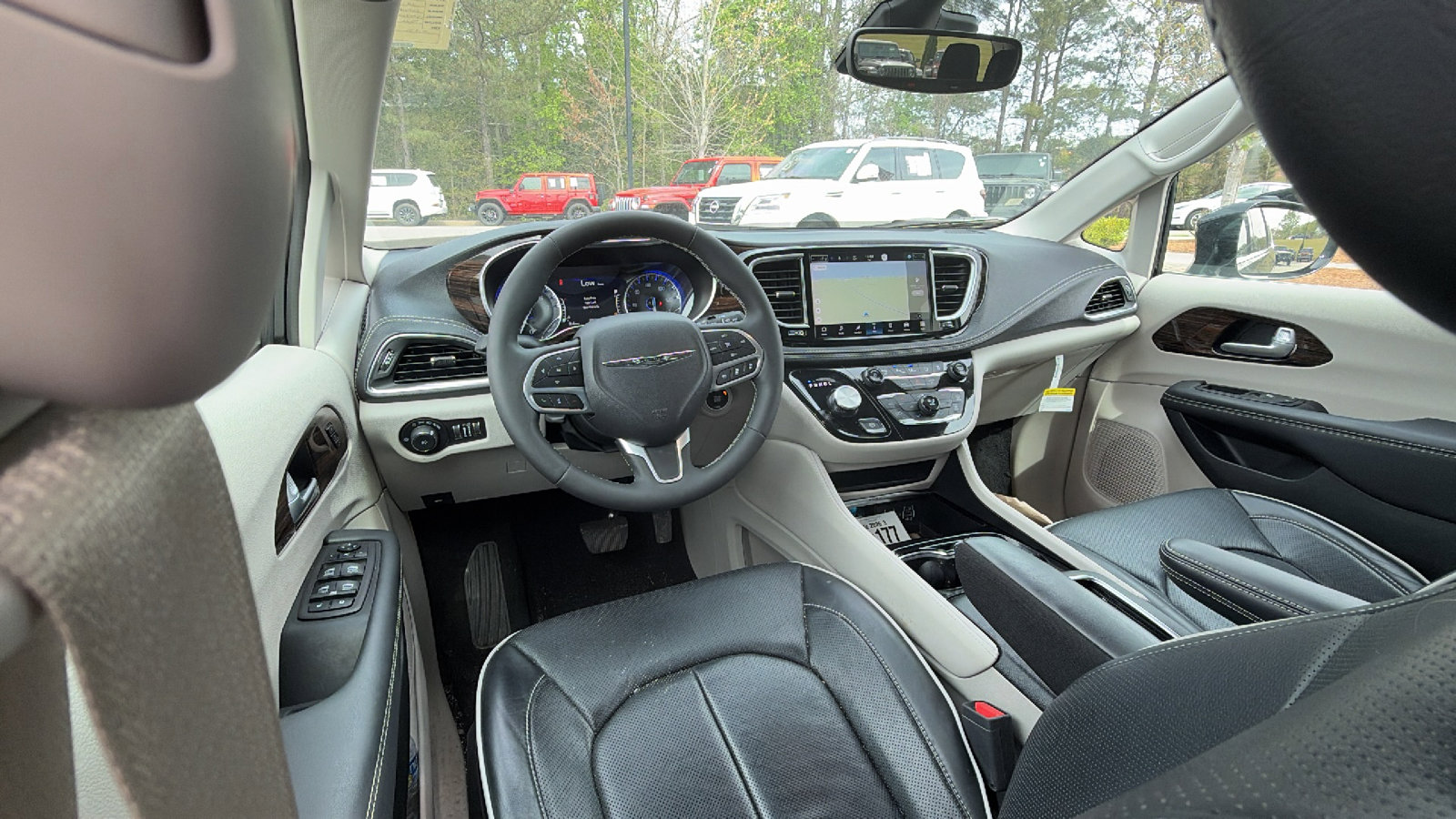 Used 2024 Chrysler Pacifica Limited image 25