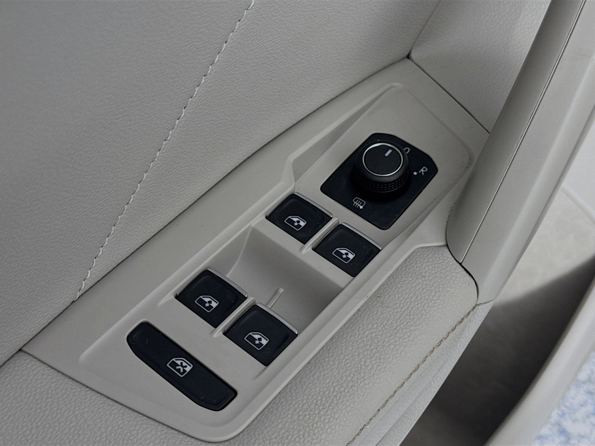 Used 2022 Volkswagen Tiguan SE R-Line image 17