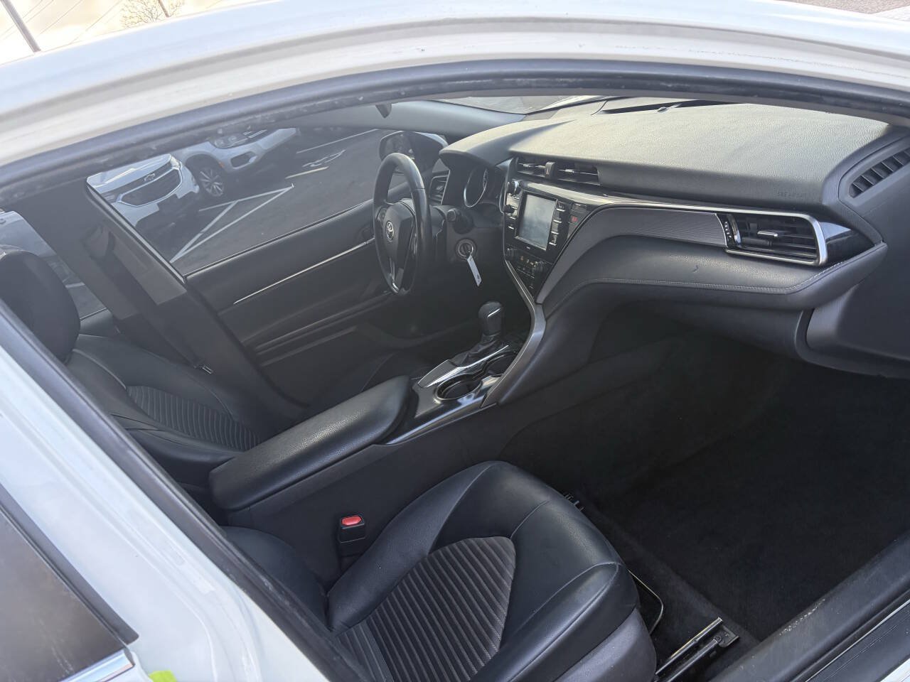 Used 2020 Toyota Camry SE FWD image 18