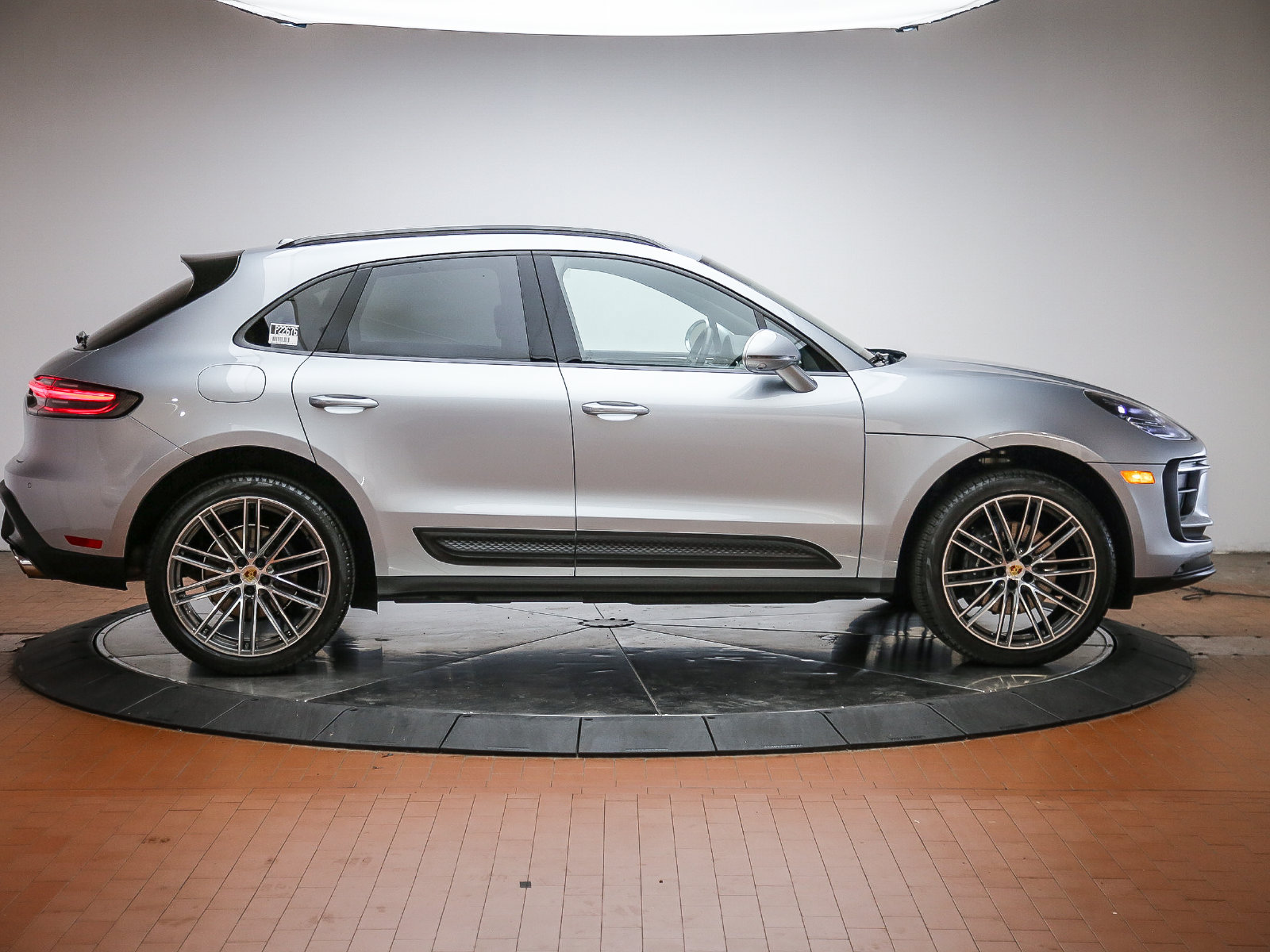 Certified 2026 Porsche Macan AWD/4WD image 8