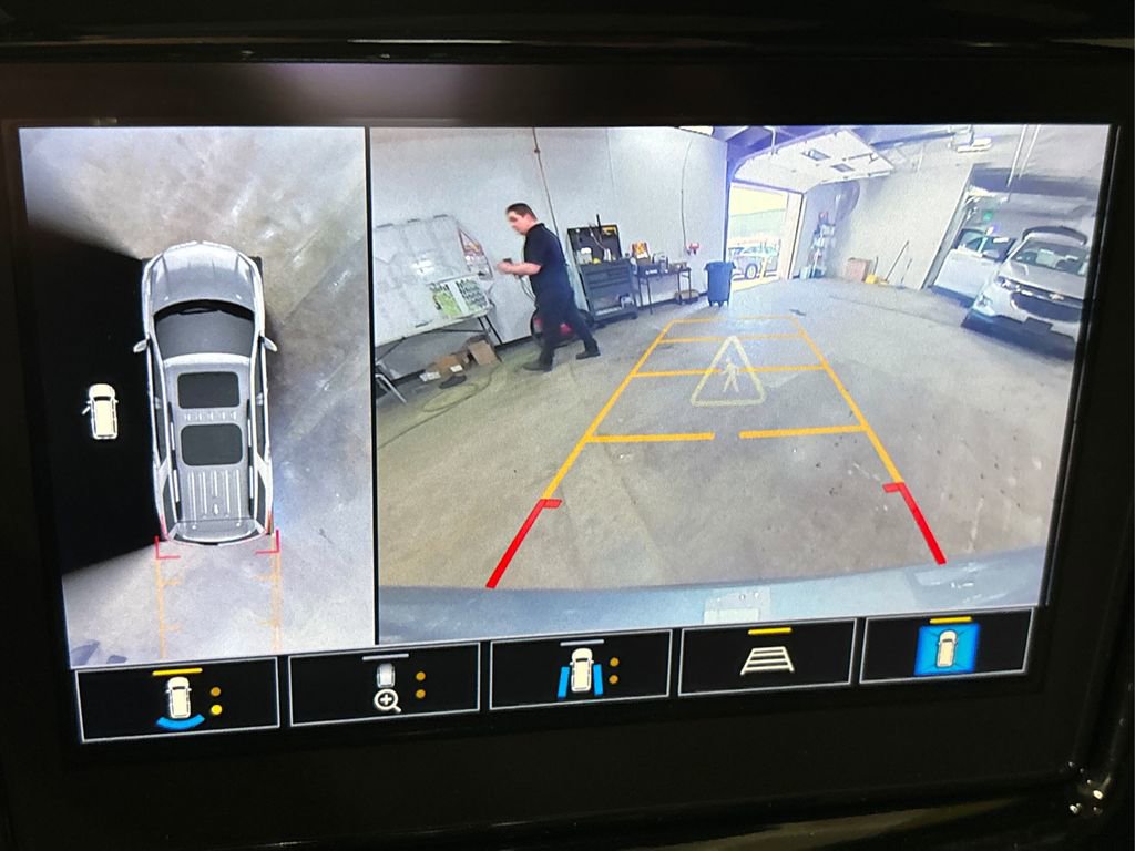 Used 2023 Chevrolet Traverse RS image 35