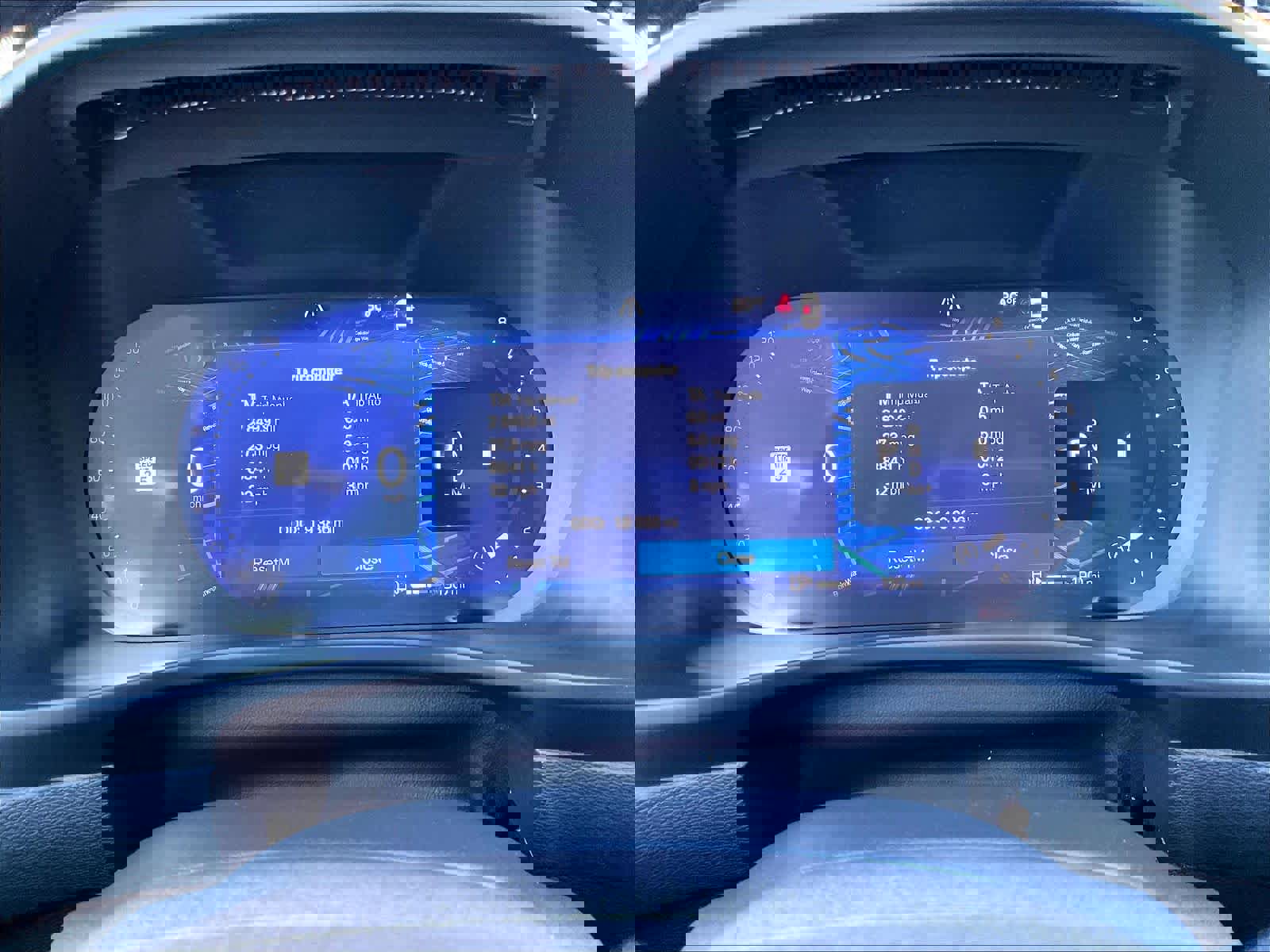 Used 2025 Volvo XC40 B5 Plus image 23