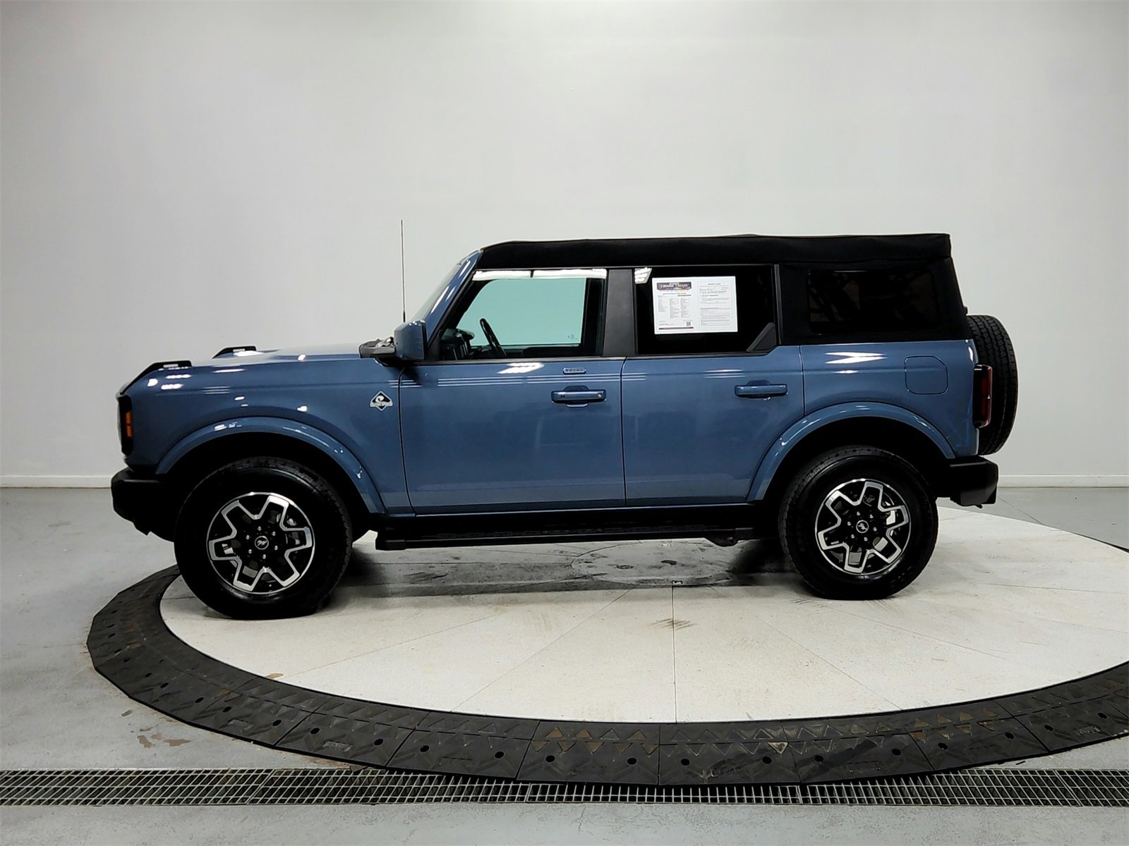 Used 2023 Ford Bronco Outer Banks image 4