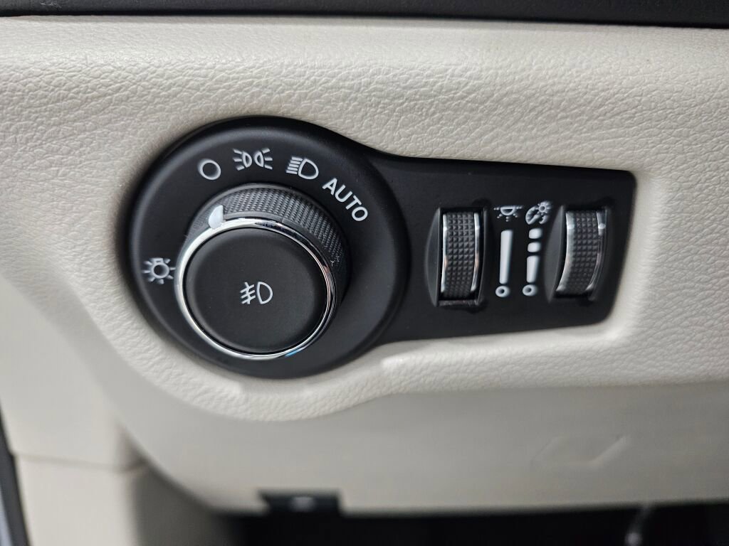 Used 2023 Chrysler Pacifica Touring-L image 31