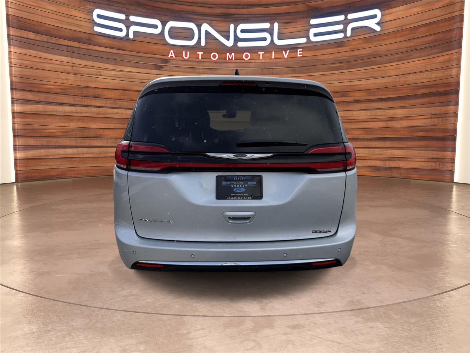 Used 2024 Chrysler Pacifica Touring-L image 4