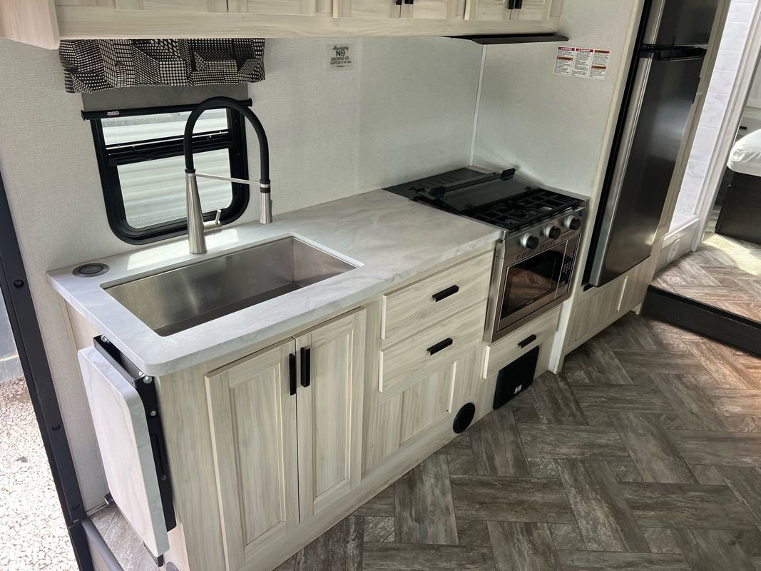 Used 2022 Ford E-450 and Econoline 450 Super Duty w/ Motorhome Prep Package image 18