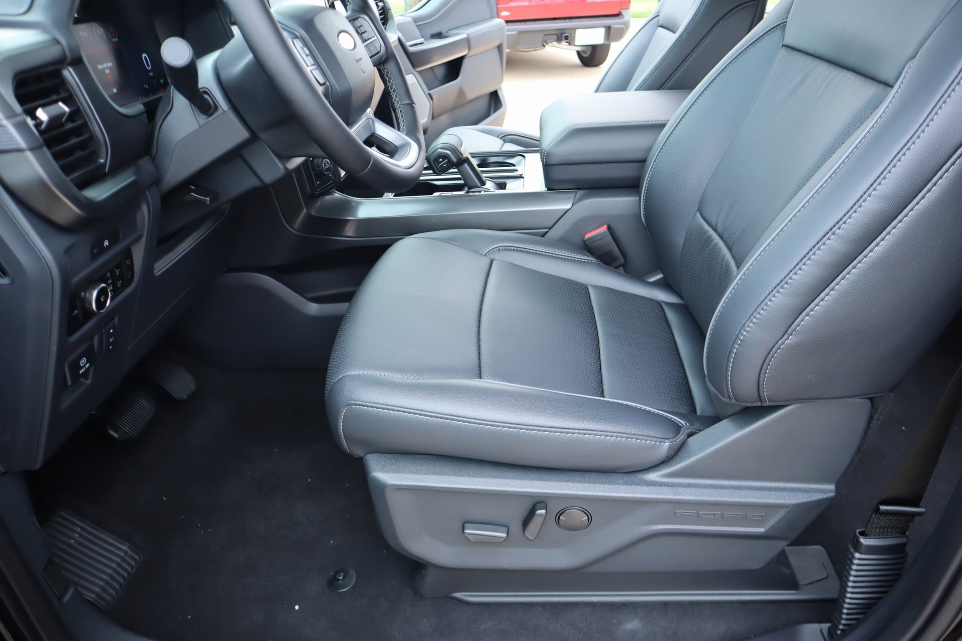 New 2025 Ford F150 Lariat w/ FX4 Off-Road Package image 13