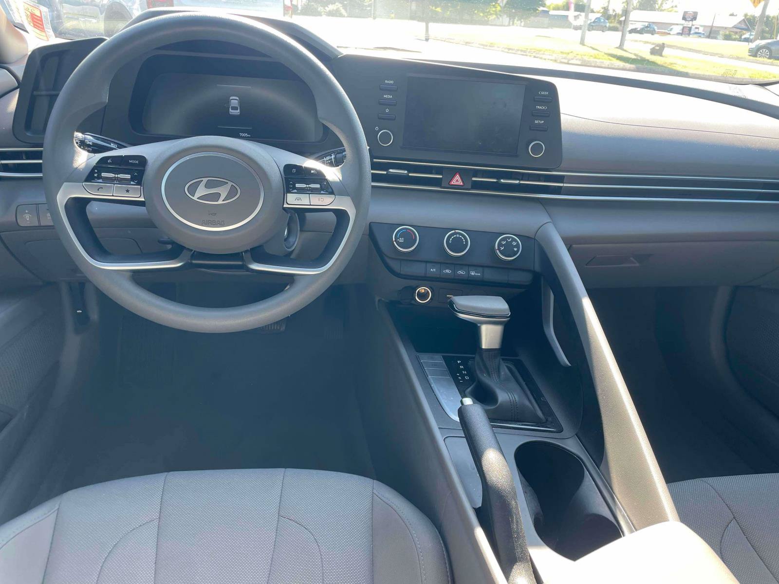 Used 2025 Hyundai Elantra SE w/ Cargo Package FWD image 15