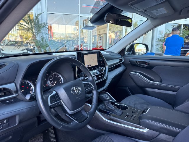 Used 2024 Toyota Highlander LE AWD/4WD image 30