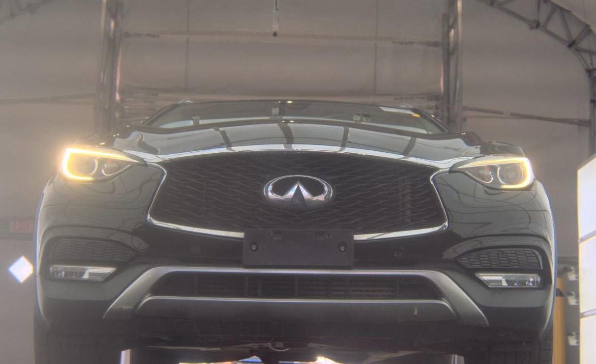 Used 2018 INFINITI QX30 Premium w/ Navigation Package image 3