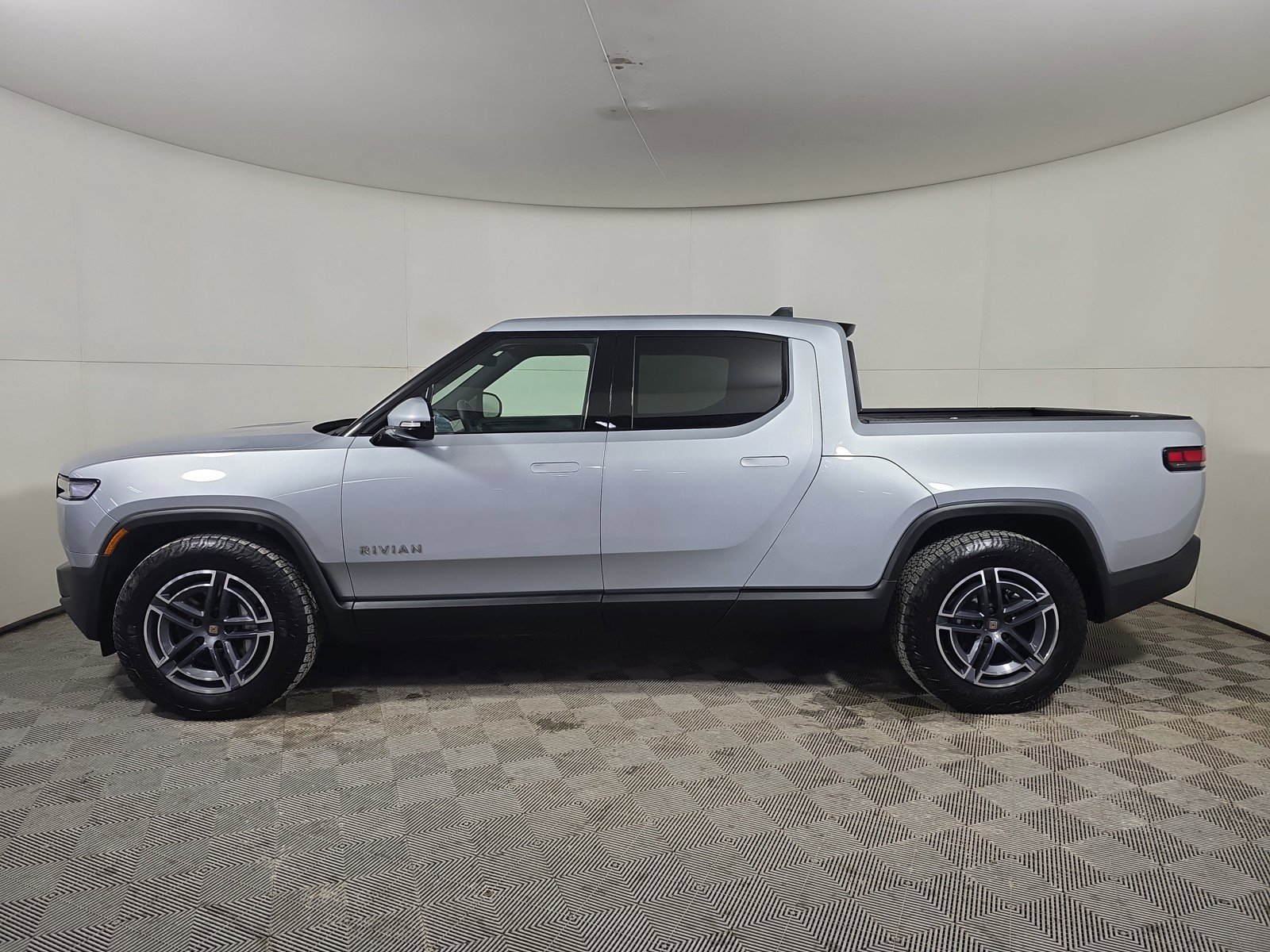 Used 2025 Rivian R1T Adventure AWD/4WD image 2