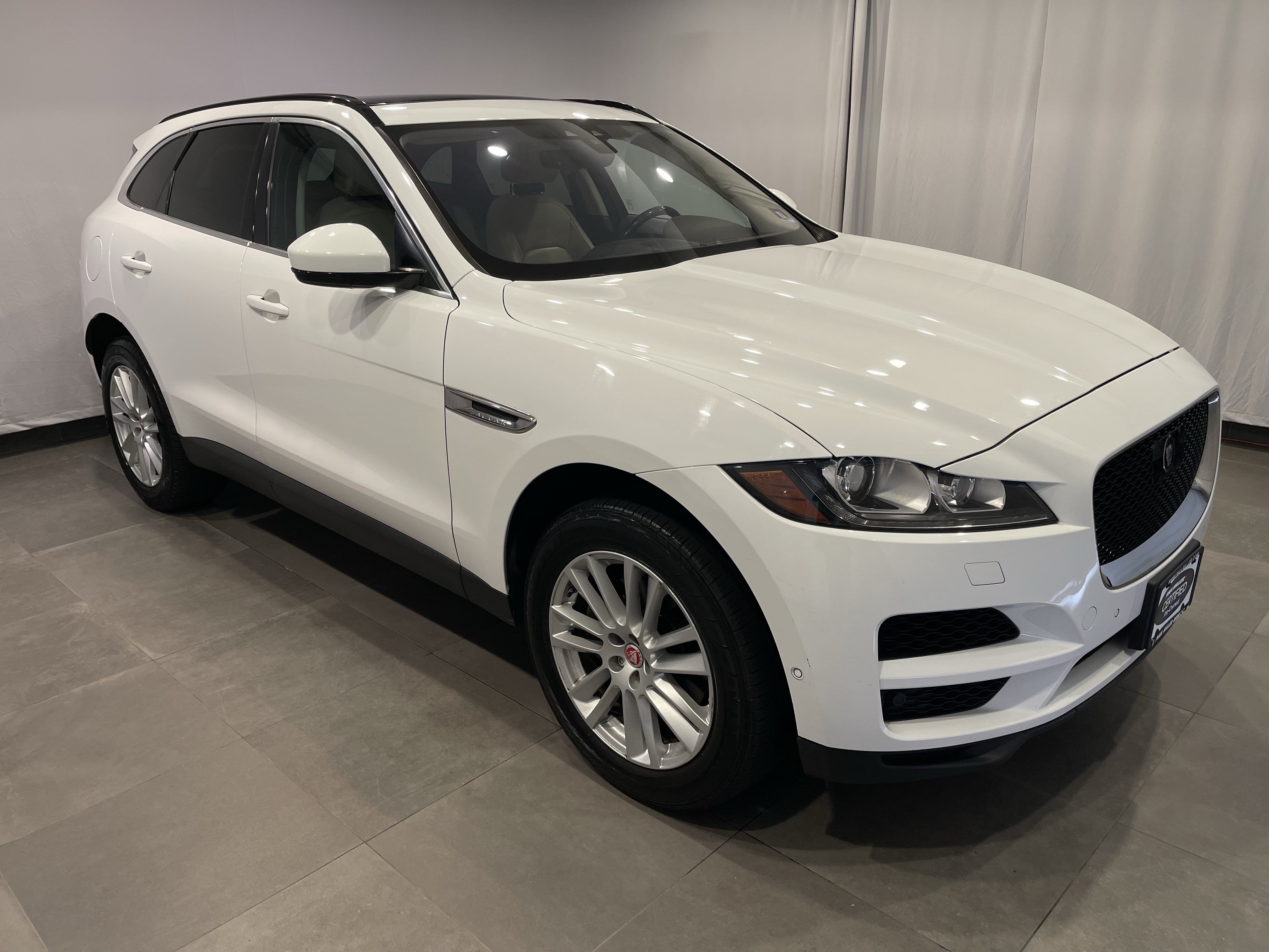 Used 2019 Jaguar F-PACE Prestige AWD/4WD image 3