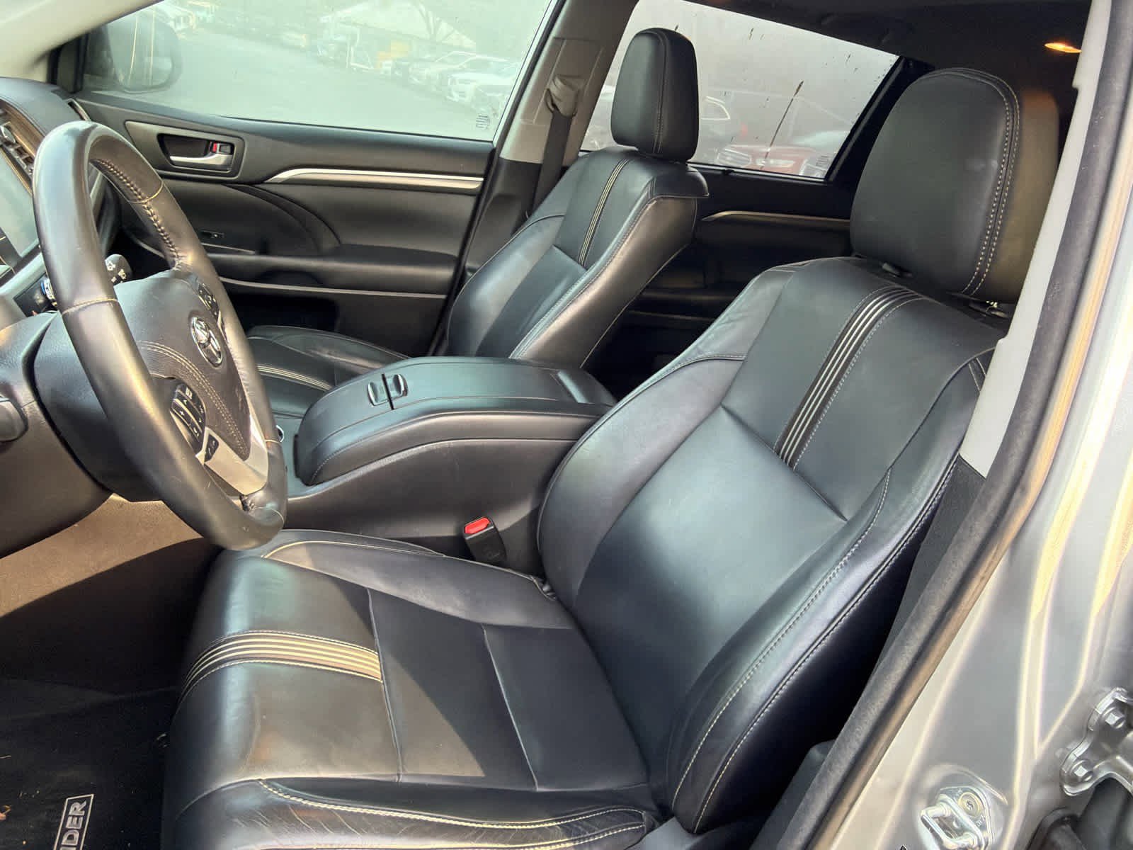 Used 2018 Toyota Highlander SE image 25