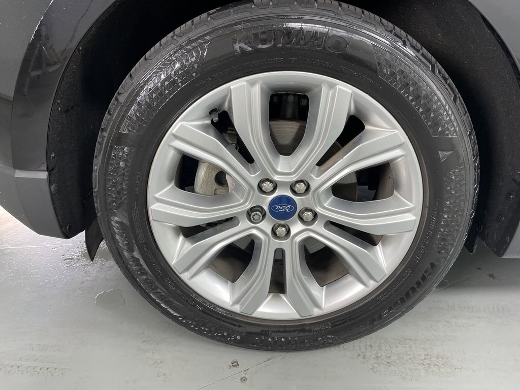 Used 2020 Ford Edge Titanium image 32
