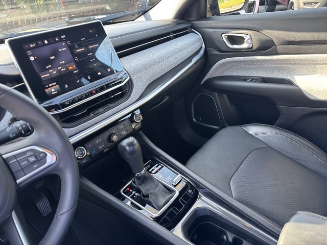 Certified 2023 Jeep Compass Latitude w/ Sun and Sound Group AWD/4WD image 29