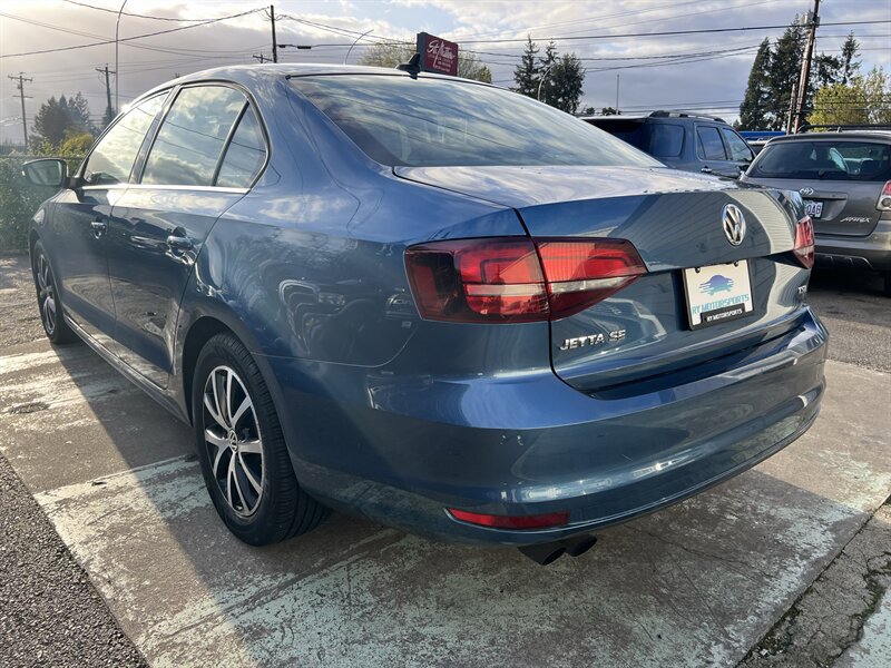 Used 2017 Volkswagen Jetta SE FWD image 3