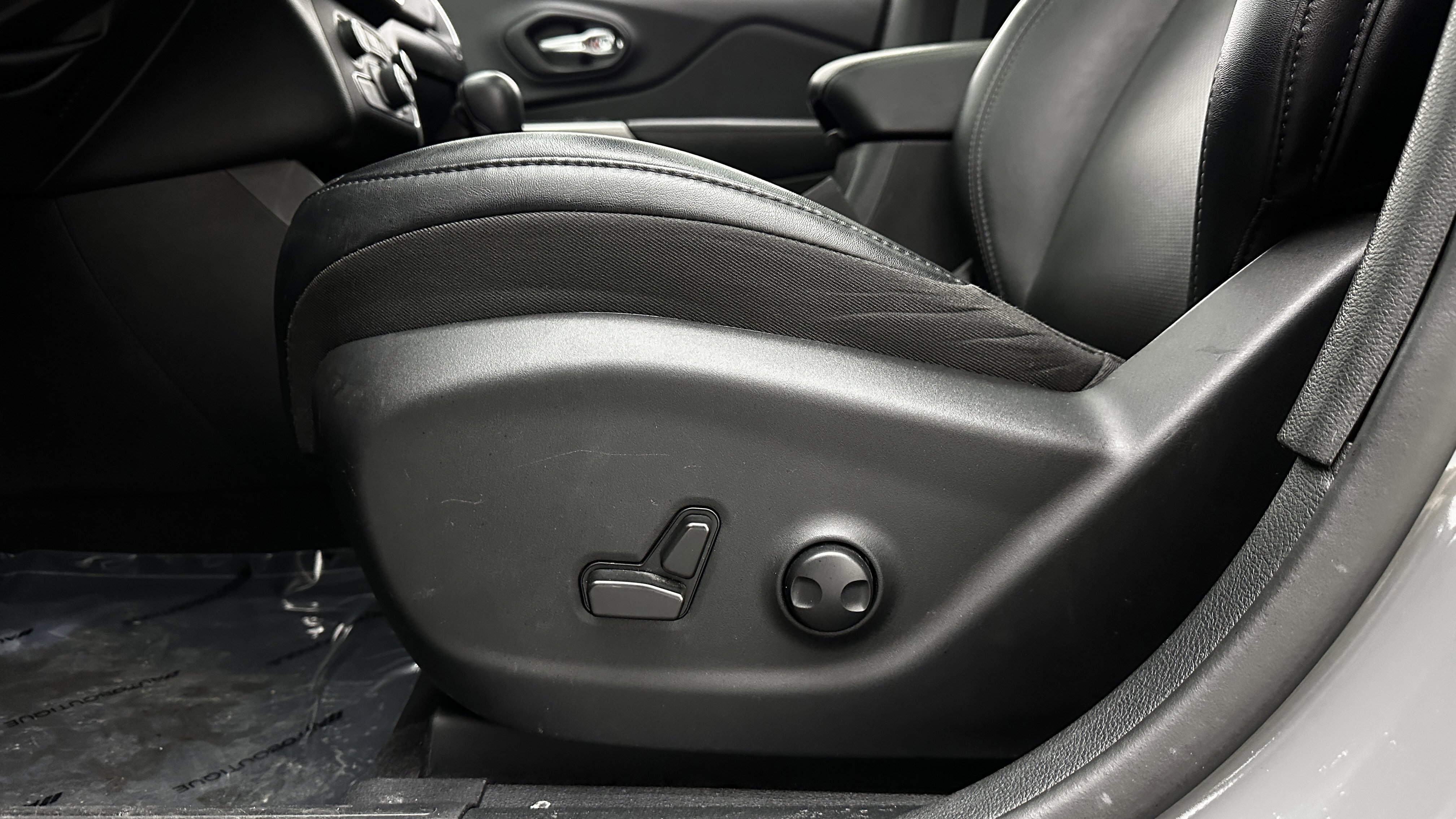 Used 2022 Jeep Cherokee Latitude Lux w/ Sun & Sound Group AWD/4WD image 12