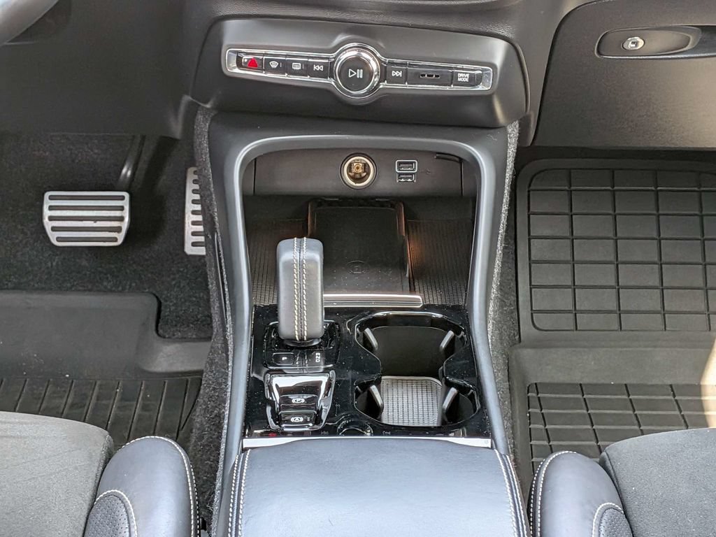 Used 2020 Volvo XC40 T4 R-Design FWD image 24