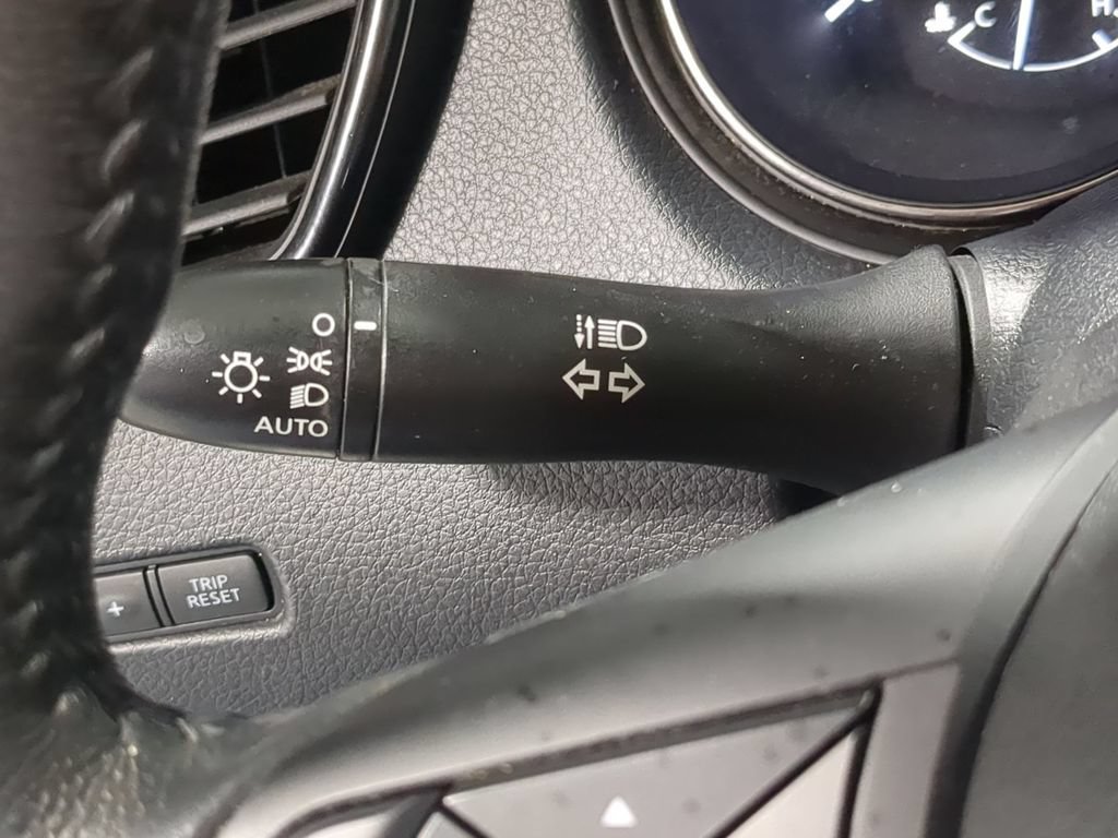 Used 2017 Nissan Rogue SV AWD/4WD image 30