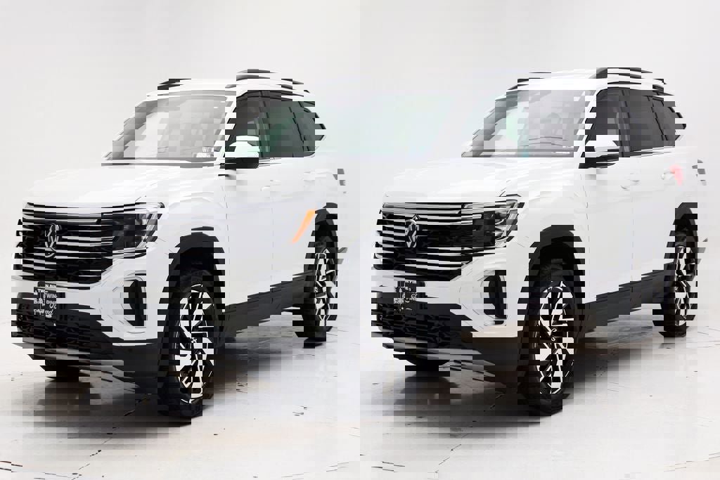 Used 2025 Volkswagen Atlas SE image 2