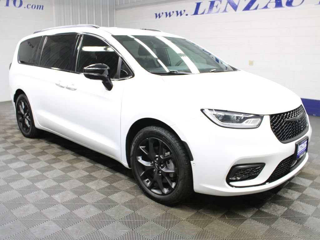 Used 2024 Chrysler Pacifica Touring-L w/ S Appearance Package AWD/4WD image 3