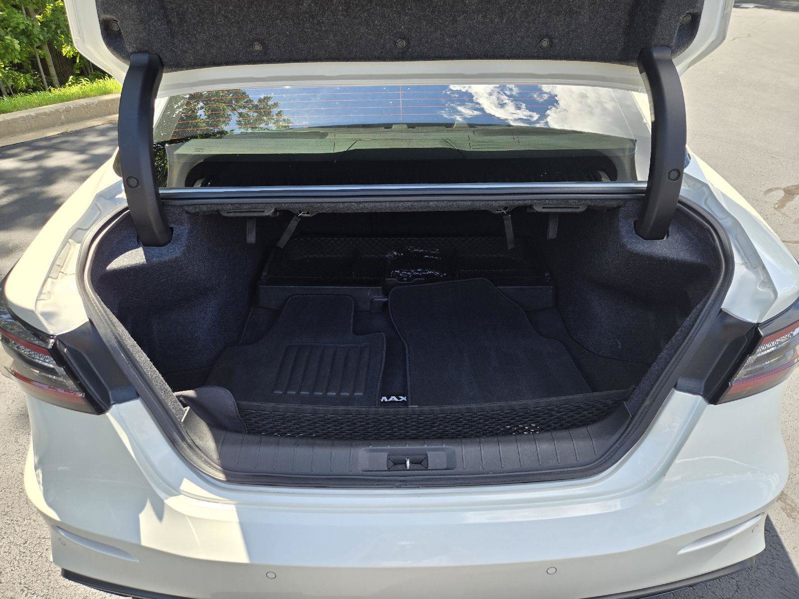 Used 2023 Nissan Maxima SR w/ Sport Mat Group FWD image 9