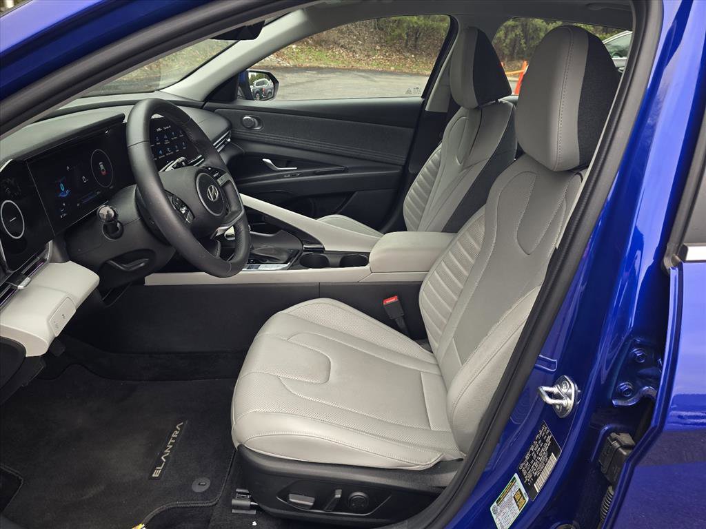 Used 2025 Hyundai Elantra Limited w/ Cargo Package image 11