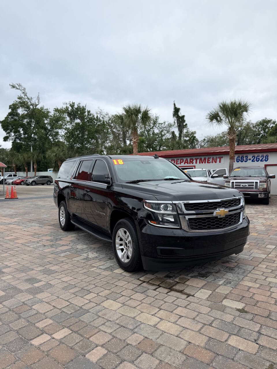 Used 2018 Chevrolet Suburban LT RWD image 2