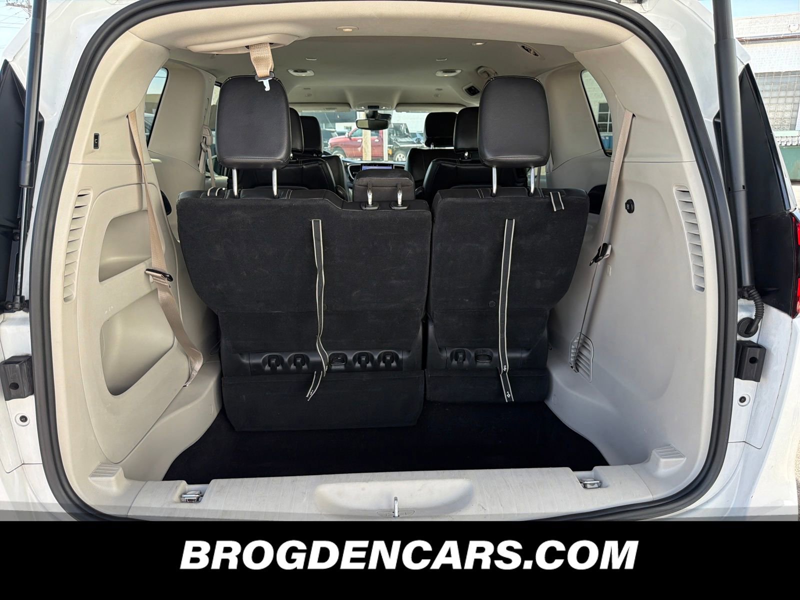 Used 2022 Chrysler Pacifica Touring-L image 9