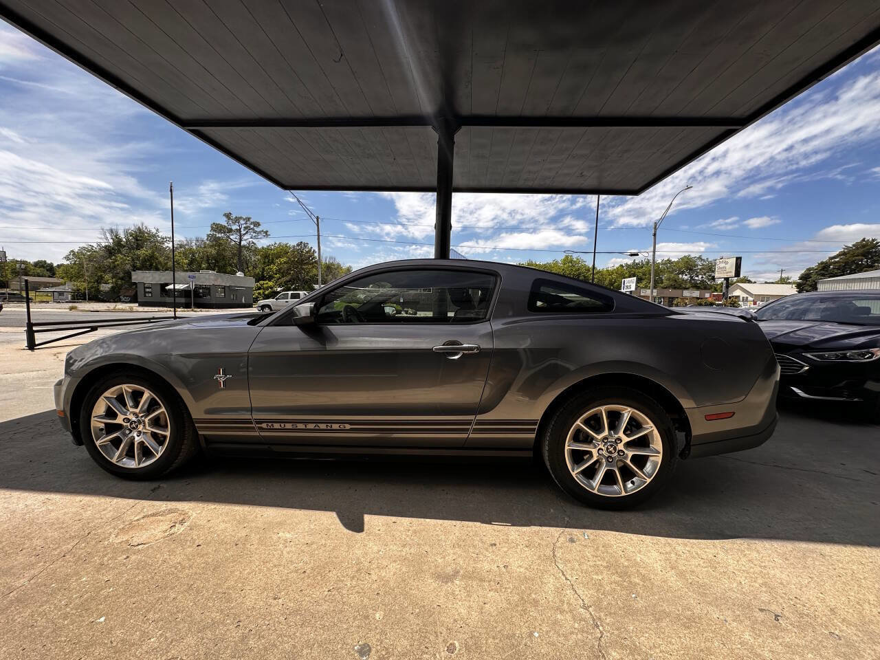 Used 2010 Ford Mustang Premium RWD image 5