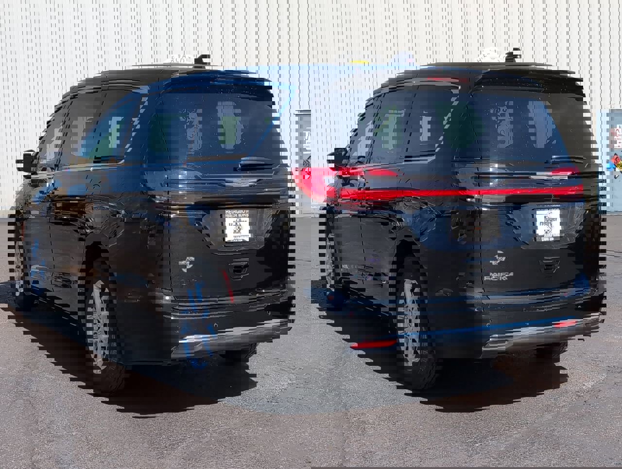 Used 2025 Chrysler Pacifica Select image 5