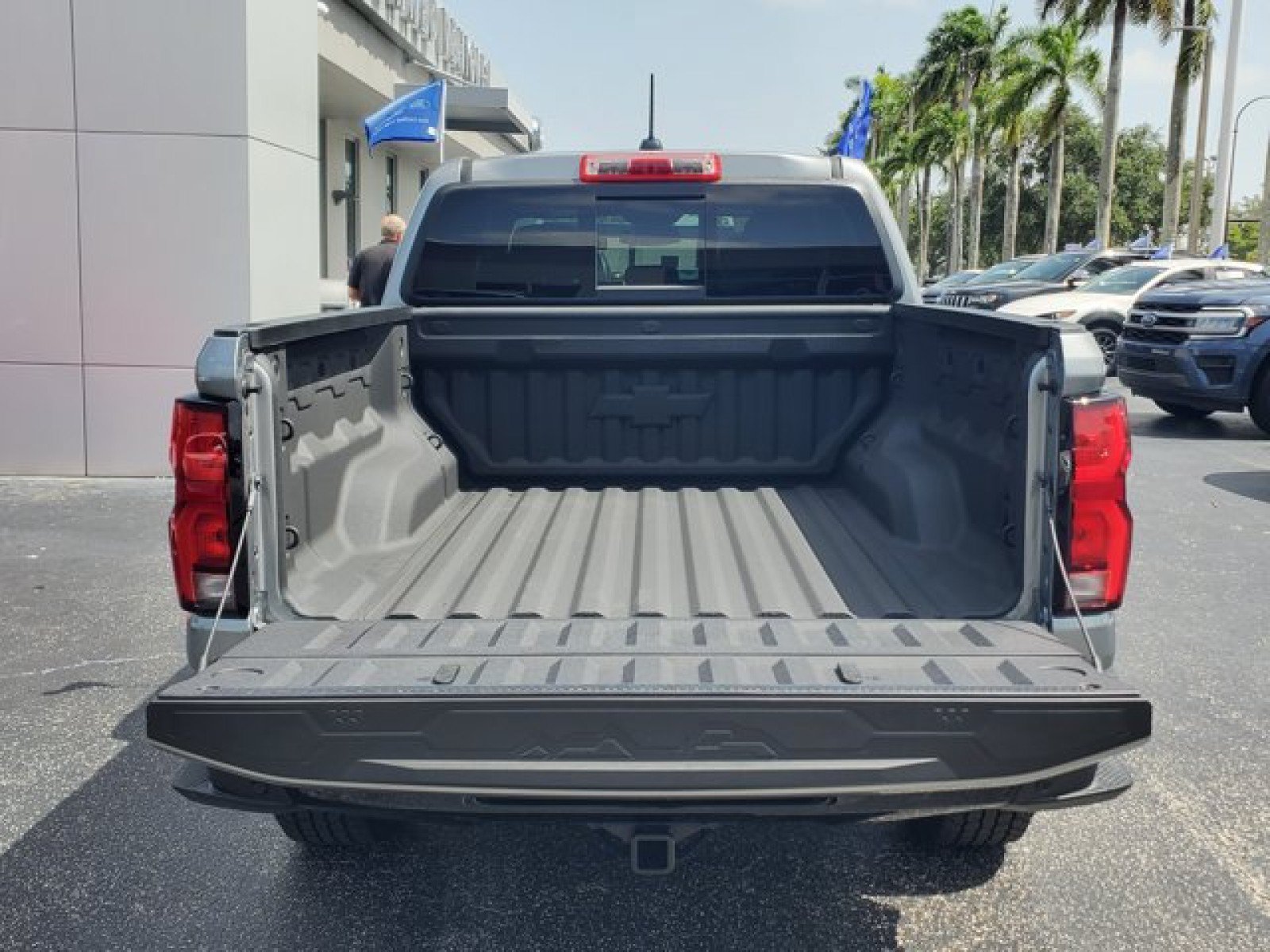 Used 2025 Chevrolet Colorado Z71 w/ Technology Package AWD/4WD image 8